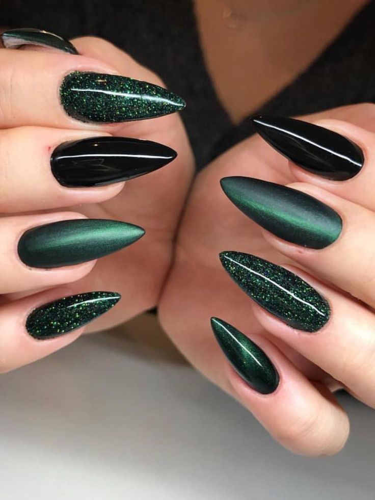 Emerald Nails, Green Acrylic Nails, Dark Green Nails, Green Nail Art, Green Nail Designs, Makijaż Smokey Eye, Nails Prom, Black Nail, Dark Nails