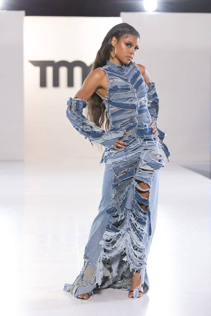 Shredded Dress, Denim Avant Garde, Denim Fashion Runway, Recycled Denim Fashion Runway, Art Fashion Clothes, Manipulating Fabric Denim, Fitted Patchwork Denim Dress, Recycled High-rise Denim For Streetwear, High Low Ball Gown