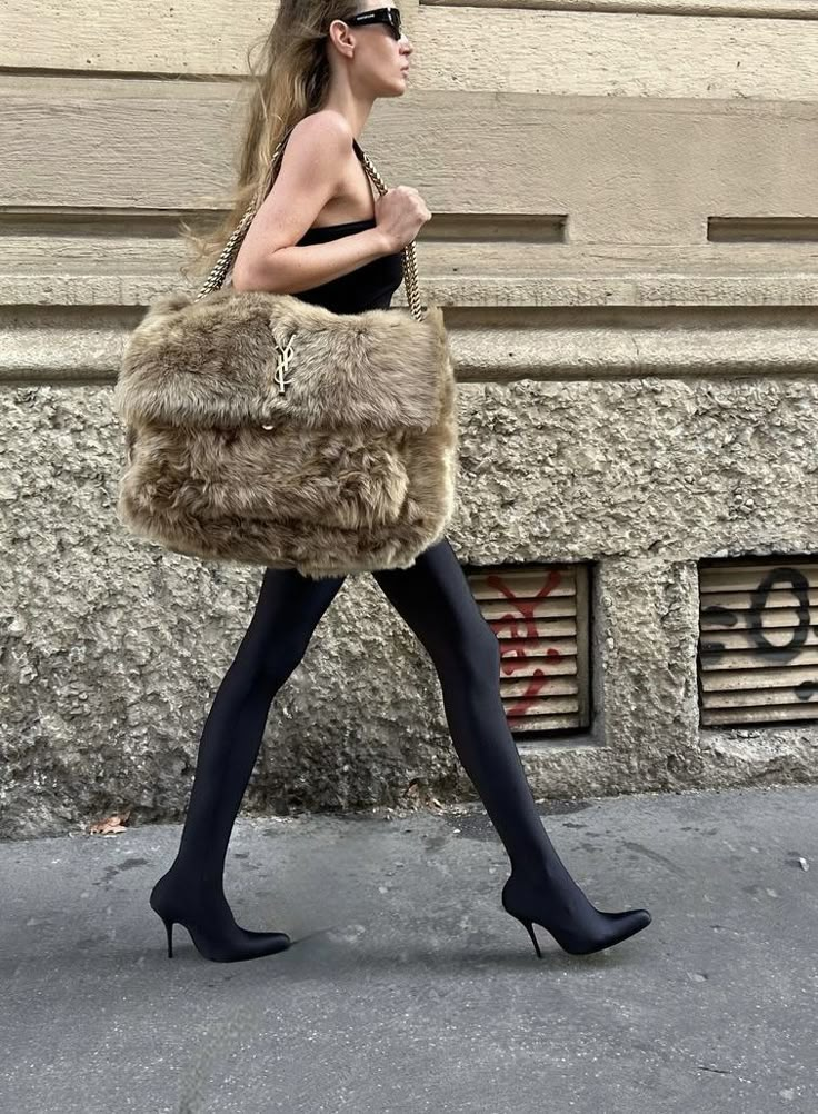 Big Bag Aesthetic, Sac Yves Saint Laurent, Fur Bag, Bags Aesthetic, Fashion Photography Inspiration, Big Bags, Fashion Killa, Cool Girl, Ysl Bag