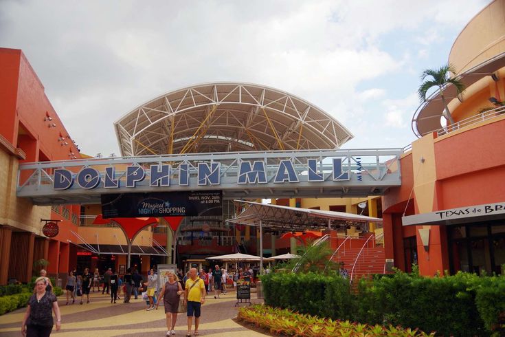 people are walking around in front of the dolphin mall at universal studios hollywood, california