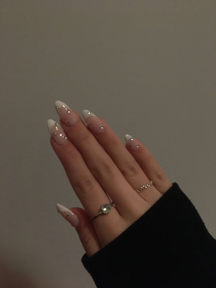 One Color Nails Almond Shape, Nails With Righnstones Simple, Nail Inspo Jewels, Rhinestone Nails Aesthetic, Basic Xmas Acrylic Nails, Simple Righnstone Nails, Acrylic Nails Rhinestones Simple, Summer Rhinestone Nails, Nails With Simple Gems