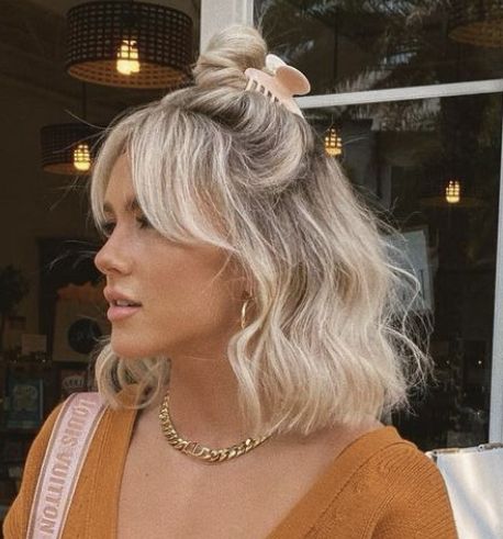 Carpet Bangs Short Hair, Blonde Hair 2023 Bangs, Autumn Blonde Hair Short, Jo And Kemper Hair, Blonde Inspo Hair Short, Lob Haircut On Round Face, Short Lob With Layers, Curtain Bangs Short Hair With Glasses, Bob Balayage With Bangs