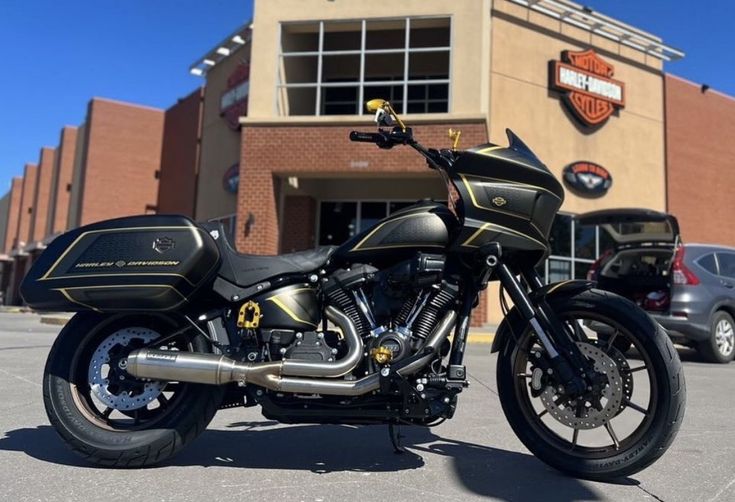 a black motorcycle parked in front of a building