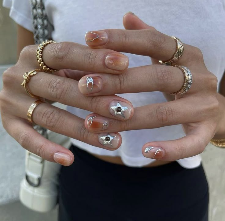 Rings Short Nails, Detail Nails Designs, Short Nails And Rings, Short Nails With Rings, Modern Manicure Ideas, Cool Natural Nail Designs, Short Nail Art Aesthetic, Short Nail Designs Aesthetic, Short Nail Aesthetic Designs