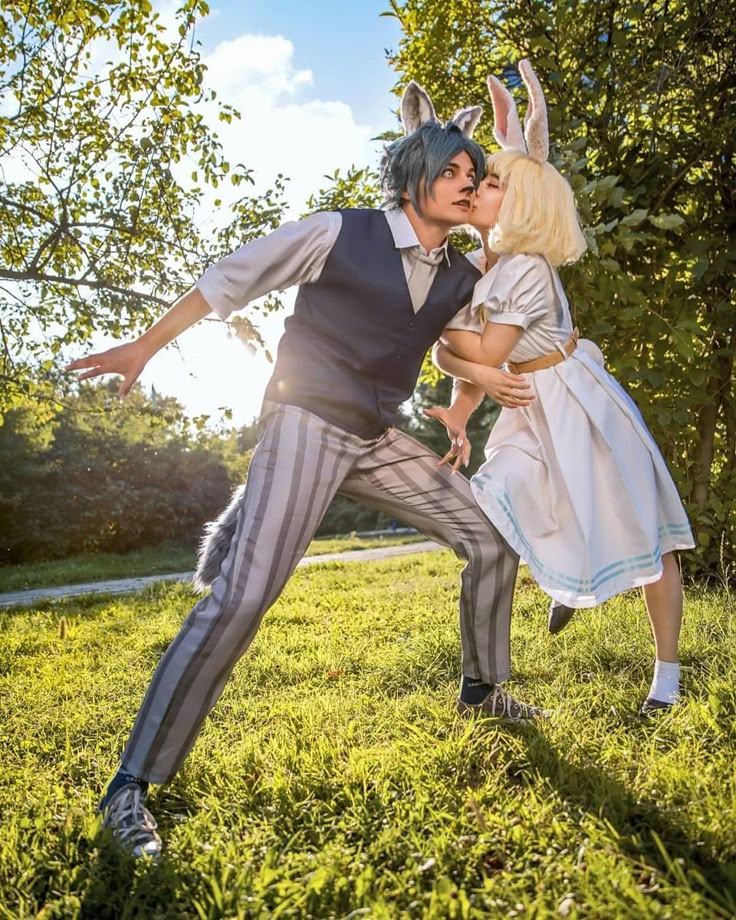 Cosplay Couple Ideas, Couple Cosplay Ideas, Couple Cosplays, Costumes 2023, Cute Couples Costumes, Cosplay Couple, Popular Halloween Costumes, Couples Cosplay, Couple Cosplay