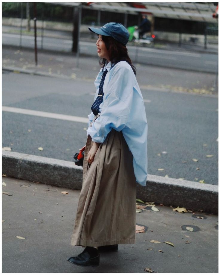 Su Shan Leong 梁愫珊 | Some fits and friends from this season’s Paris Fashion Week. I packed for summer, expecting the same weather as last womenswear season, but… | Instagram Vietnam Street Fashion, Street Fashion, Paris Fashion, Paris Fashion Week, Vietnam, Fashion Week, Women Wear, Street Style, Paris