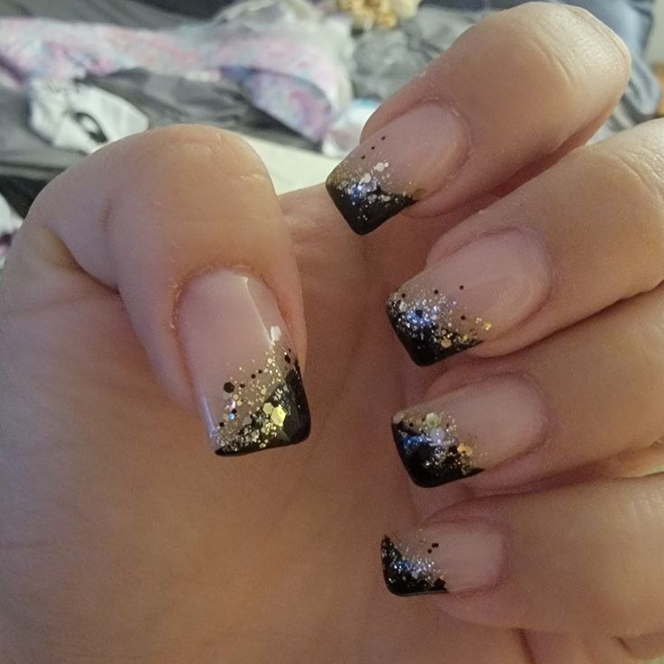 New years nails with black and gold Cute Gold Nails Short, Black Gold Dip Nails, New Year’s Eve Nails Short Square, Black And Gold Biab Nails, Black And Gold Nails Short Simple, New Years Eve Nails Black And Silver, New Year French Tip Nails, Black And Gold Sns Nails, Black Gold Christmas Nails