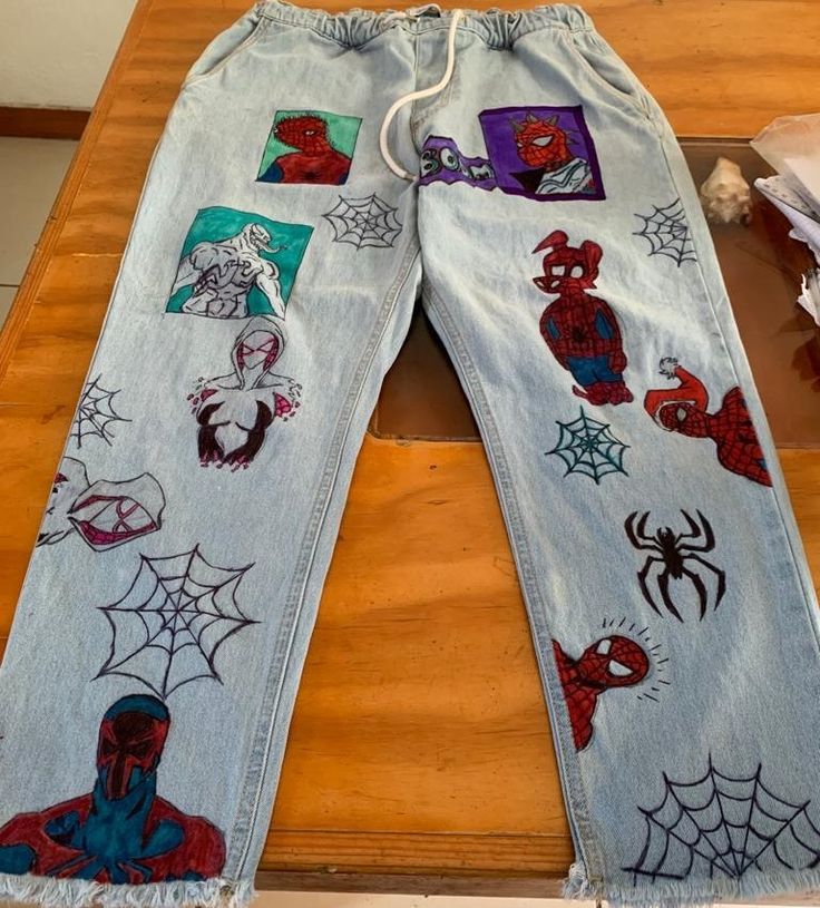 Dibujado a mano Spiderman Senior Jeans, Spiderman Painted Jeans, Spiderman Jeans Diy, Diy Paint Clothes, Spider Man Jeans, Spider Man Pants, Spider Man Outfits Ideas, Spiderman Pants, Spiderman Jeans