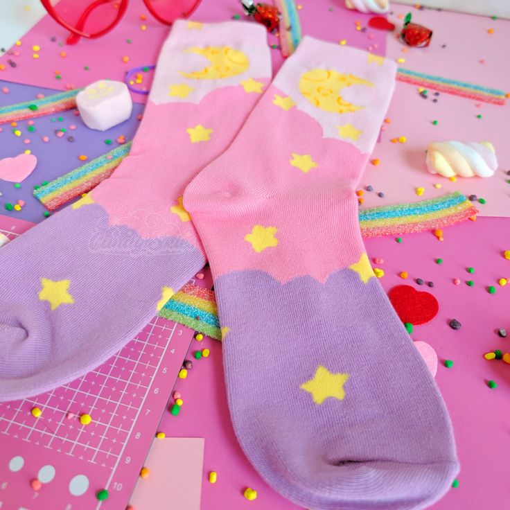 Dance amongst the starry cotton candy skies in these comfortable, knitted cotton socks. ♡ Medium fits American size W 8-11, M 7-9.5 ♡ Large fits American size W 9.5-13, M 8-11 --------------- ♡ 1 pair of 2 socks ♡ Machine washable ♡ Jaquard (woven, not printed, so the pattern won't fade!) ♡ Crew style ♡ 80% cotton, 17% nylon, 3% spandex Dainty Socks, Pastel Socks, Pastel Outfits, Sugar Dress, Cotton Candy Skies, Socks Aesthetic, Happy Monster, Kawaii Socks, Cotton Candy Sky