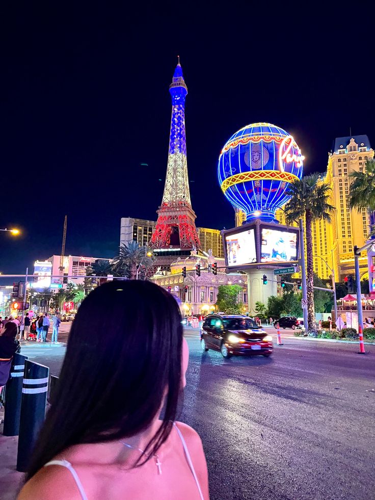 A picture of a women standing in front of the Las Vegas strip. Las Vegas Aesthetic Pictures, Cosmopolitan Las Vegas Pictures, Las Vegas Pics Ideas, Las Vegas Poses, Vegas Ideas, Vegas Picture Ideas Instagram, Vegas Pictures, Las Vegas Inspo Pics, Aesthetic Travel Pics