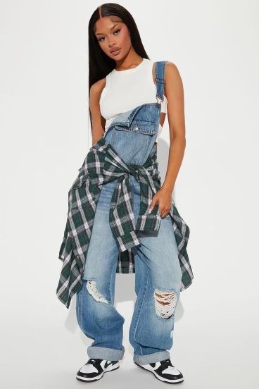 Ripped Jean Overalls, Iconic 90s Outfits Women Hip Hop, 90s Fashion For Black Women, 90s Looks Hip Hop, 90 Overalls Outfit, Unique Outfit Inspiration, 90s Fashion Overalls Outfits, 90 Look Outfits 90s Fashion, Early 2000s Outfits Black Women