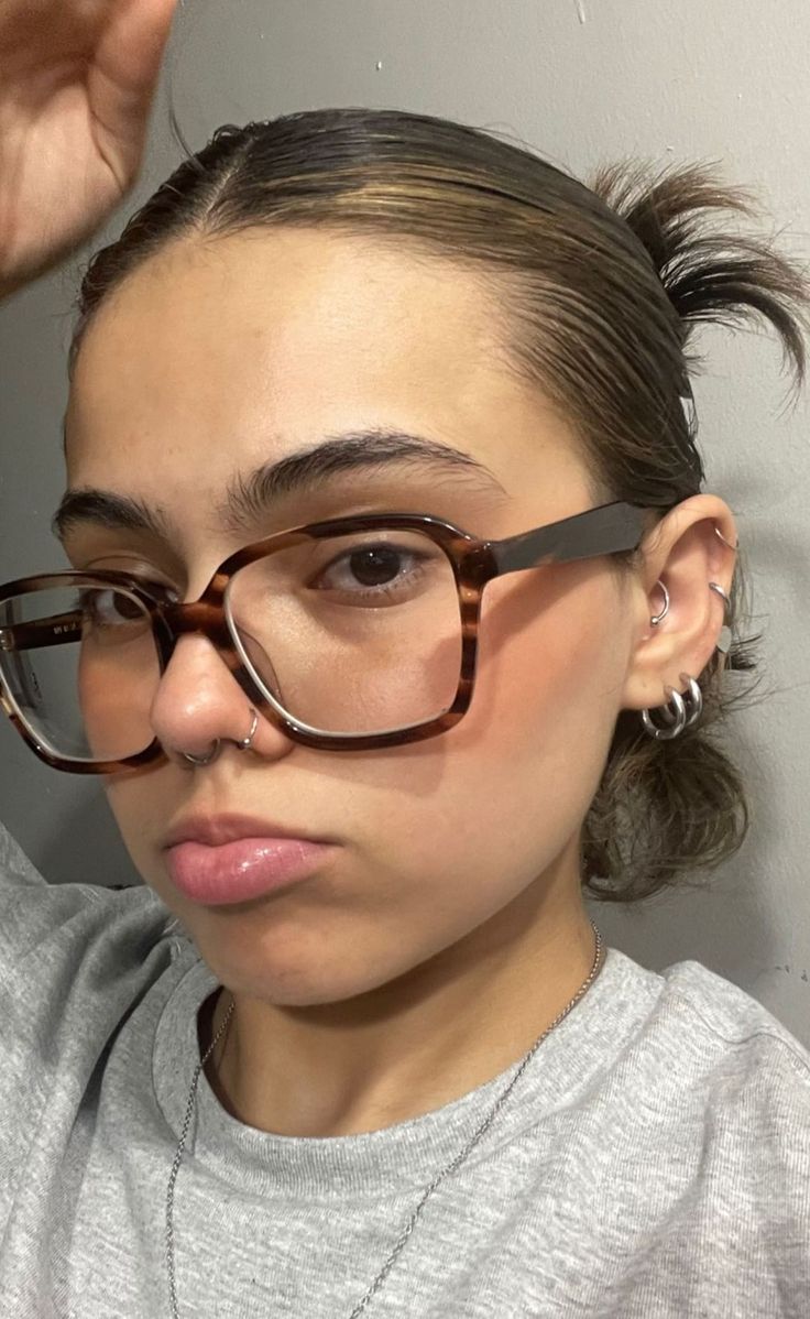 Statement Glasses Outfit, Large Glasses For Women, Eye Glasses For Oval Face, Cool Glasses Frames For Women, Nose Piercing With Glasses, Glases Girl Style, Tortoise Glasses Women, Glasses 2024 Trend Women, Chunky Glasses Frames