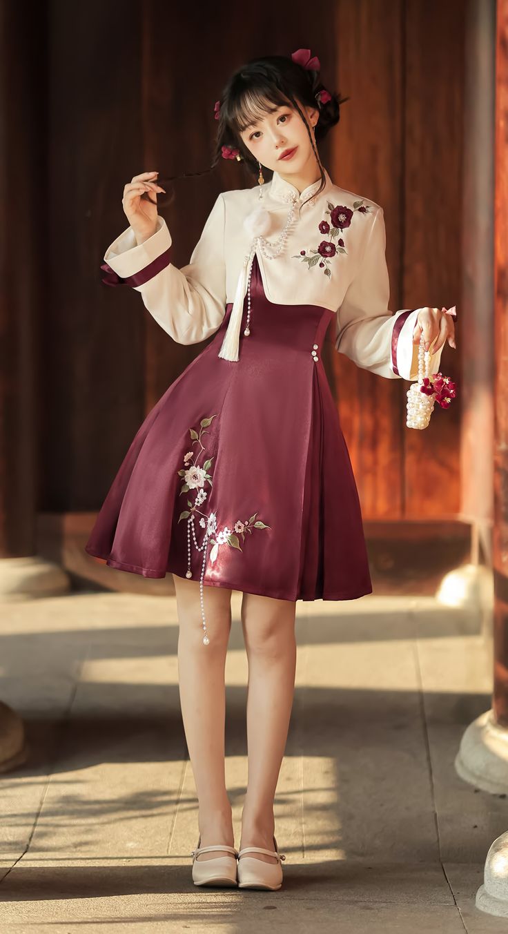 Hong Kong Traditional Clothing, Chinese Dress Modern Style, Chinese Modern Fashion, Red Panda Oc, Modern Chinese Outfit, Chinese Girl Outfit, Chinese Inspired Outfits, Chinese Outfits Modern, Chinese Outfits Fashion