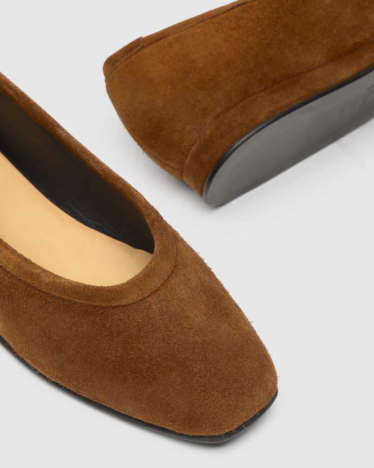 This style is true to size.

The Gwen ballerina flats blend winter warmth with modern trends. Made from split leather, their simple design highlights the luxury of the materials used. They feature a 1 cm mini wedge and a cushioned insole. Modern Ballet Flats With Flat Heel For Fall, Modern Ballet Flats For Fall With Flat Heel, Modern Ballet Flats For Fall, Modern Trend, Ballerina Flats, Simple Design, Simple Designs, Wedges, Leather