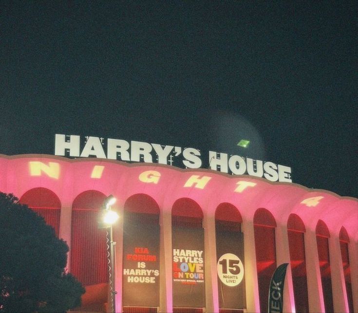 the entrance to harry's house nightclub lit up at night