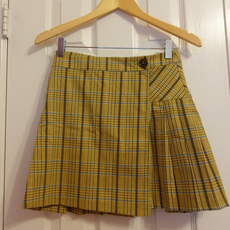 Multi-Yellow Color! Never Worn!! Trendy Yellow School Bottoms, Trendy Yellow Bottoms For School, Yellow Mini Skirt For School, Preppy Yellow Bottoms For Spring, Casual Yellow Mini Skirt For School, Yellow Pleated School Skirt, Yellow Pleated Skirt For School, Casual Yellow Skirt For School, Trendy Yellow Lined Skirt Bottoms