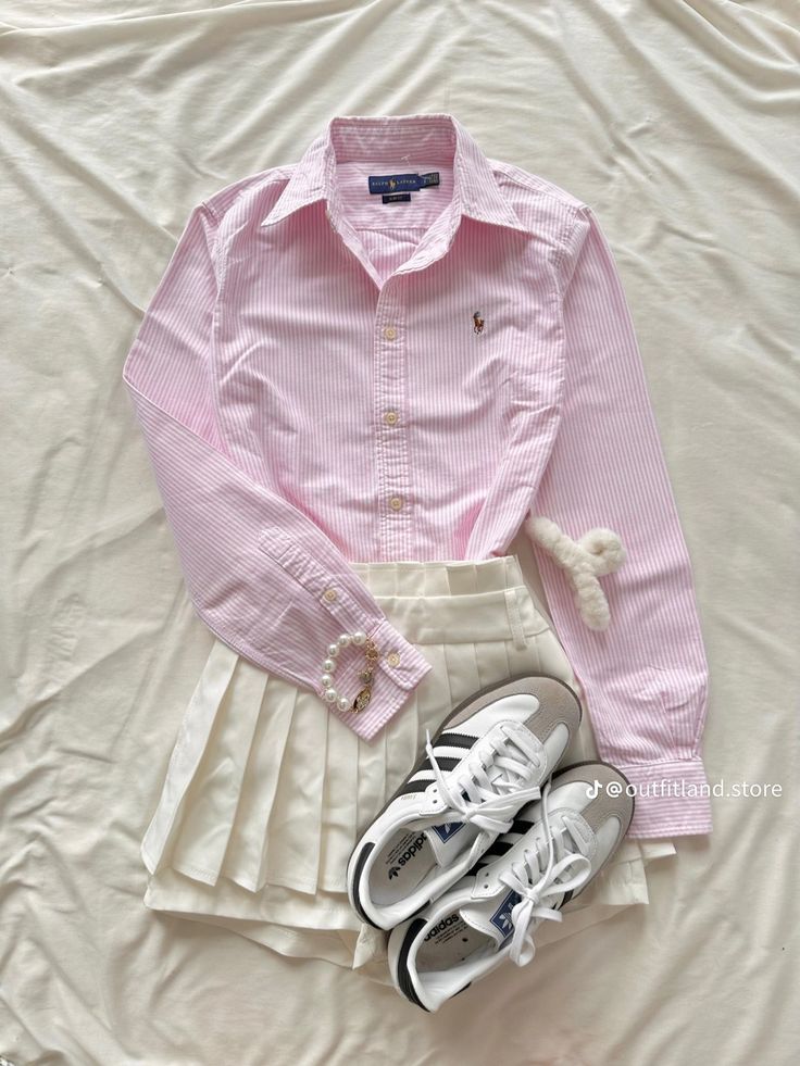 Skirt And Sambas, Pink Wednesday, Polo Shirt Outfits, Polo Outfit, Pink Polo, Quoi Porter, Khaki Skirt, Casual Day Outfits, Inspo Outfit