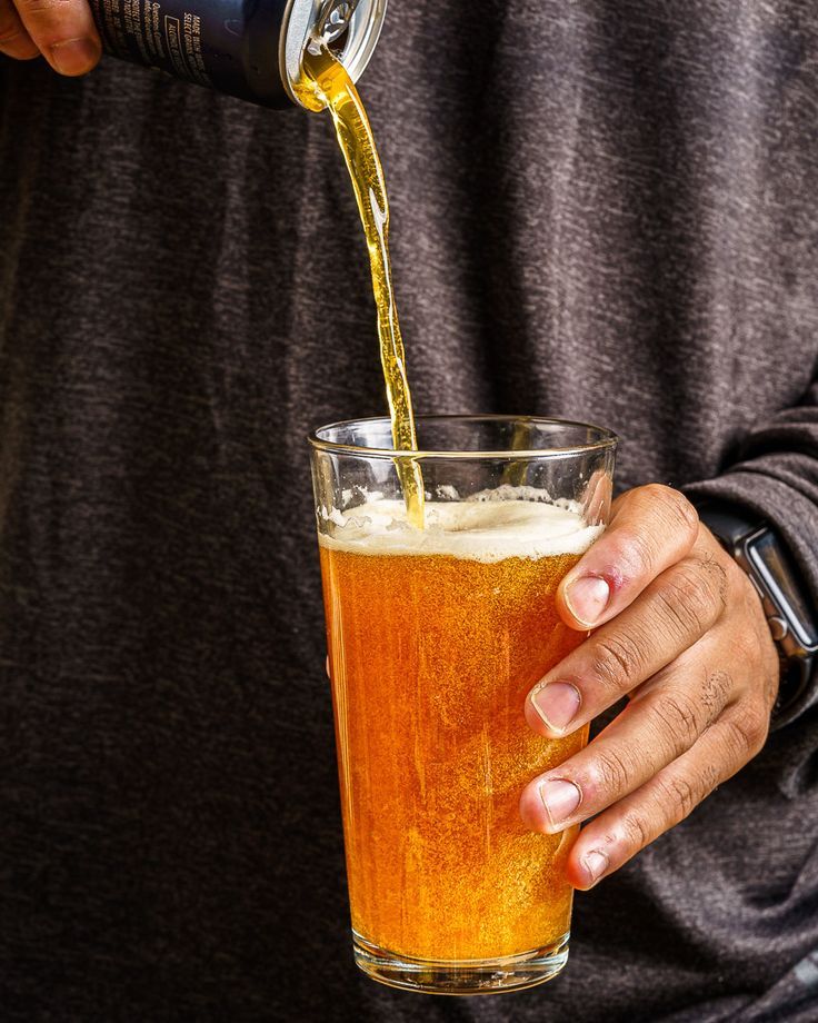 Beer Pour Beer Pouring Photography, Beer Glass Photography, Beer Lifestyle Photography, Beer Pic, Menu Photoshoot, Beer Pouring, Beer Shots, Graphic Design Food, Beer Aesthetic