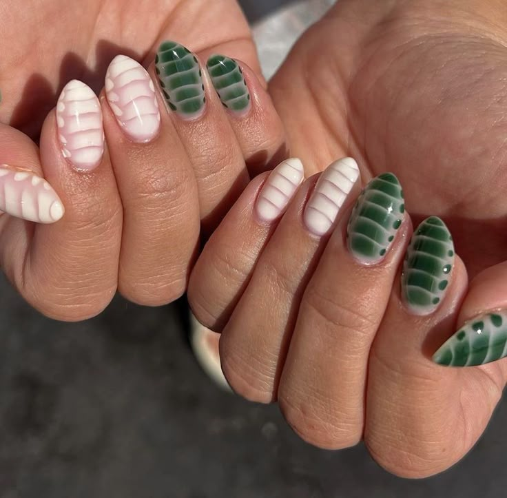 Green Snake Print Nails, Blooming Gel Croc Nails, Green Croc Print Nails, Green Blooming Gel Nails, Blooming Gel Ideas, Green Crocodile Nails, Fall Blooming Gel Nails, Green Croc Nails, Short Croc Nails