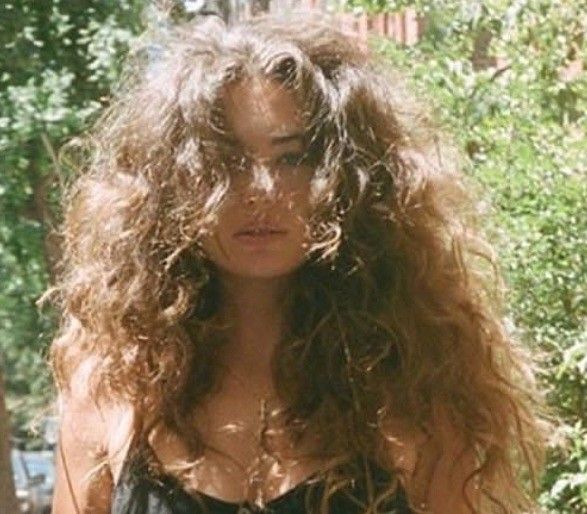 Messy Woman Aesthetic, Messy Long Curly Hair, Cute Frizzy Hair, Curly Wild Hair, Flowy Hair Styles, Poofy Brown Hair, Messy Curly Hair Aesthetic, Face Claim Curly Hair, Big Hair Aesthetic