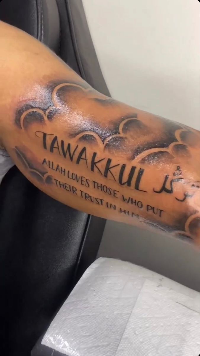 a man with a tattoo on his arm that says, anakau is always those who put their trust first