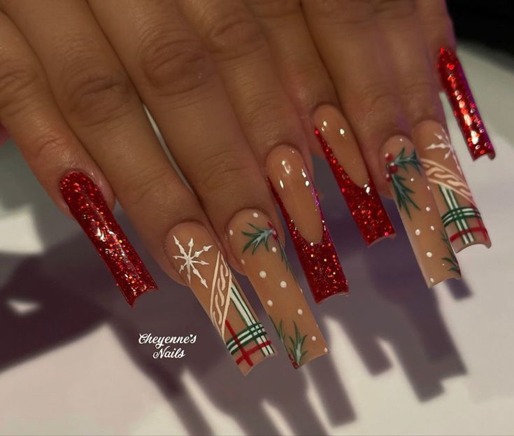 Red And Gold Birthday Nails, Christmas Nails Acrylic Green, Nail Designs 2023 Winter, Grinch Themed Nails, Red And Green Christmas Nail Designs, Dope Christmas Nails, Green Christmas Nails Holidays, Grinch Inspired Nails, Edgy Christmas Nails