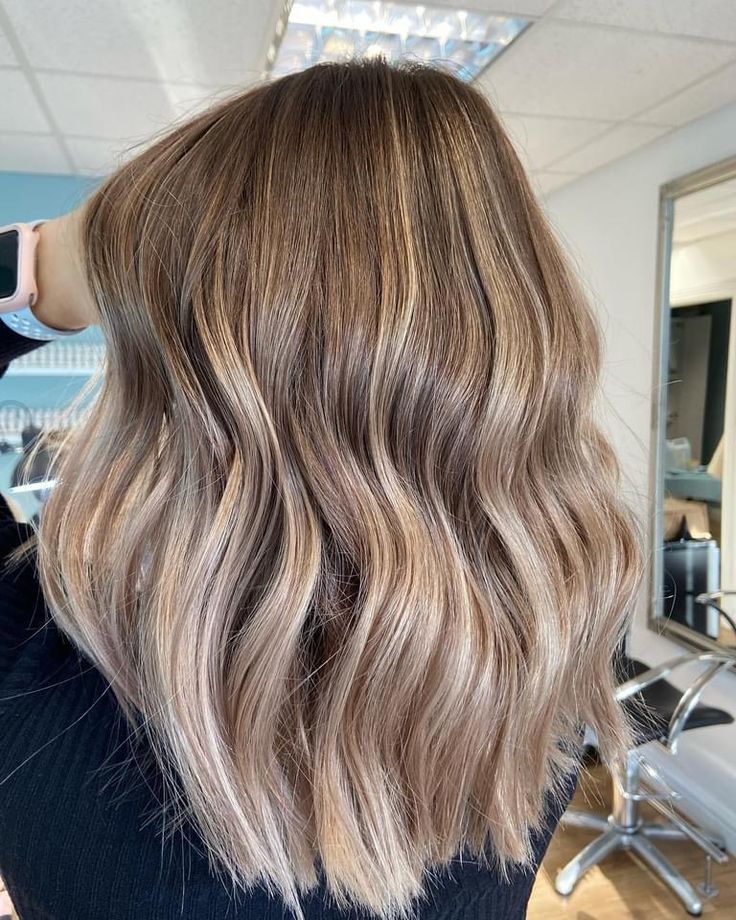 Dark Beige Blonde Hair Balayage, Root Stretch Hair Blonde Short, Short Brown Blonde Balayage, Root Melt Bronde Balayage, Blonde Balayage On Brown Hair Short, Highlights With Root Melt, Blonde Balayage With Root Melt, Balayage With Root Melt, Blonde With Root Melt