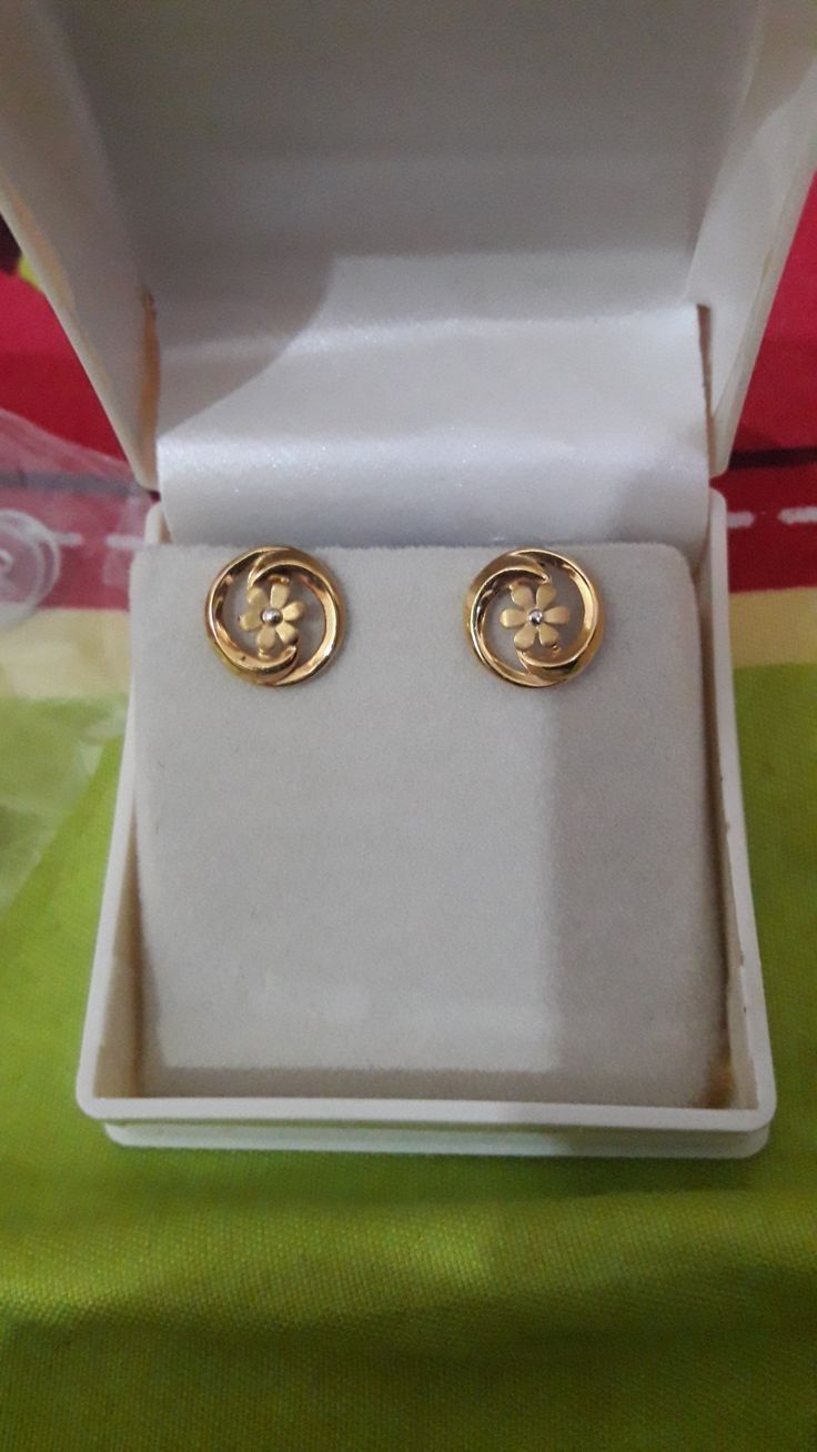 Earings Gold Design Modern, Gold Studs Designs For Daily Use, Simple Gold Earrings Indian, Small Earrings Gold Studs, Gold Small Earrings Studs, Gold Earrings Designs Modern, Simple Earrings Gold Indian, Small Earrings Gold Simple, Gold Earrings Designs Indian