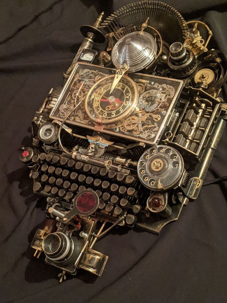 Steampunk Trinkets, Steampunk Inventions, Victorian Steampunk Aesthetic, Steampunk Props, Clock On Wall, Steampunk Computer, Décor Steampunk, Steampunk Kunst, Steampunk Gadgets