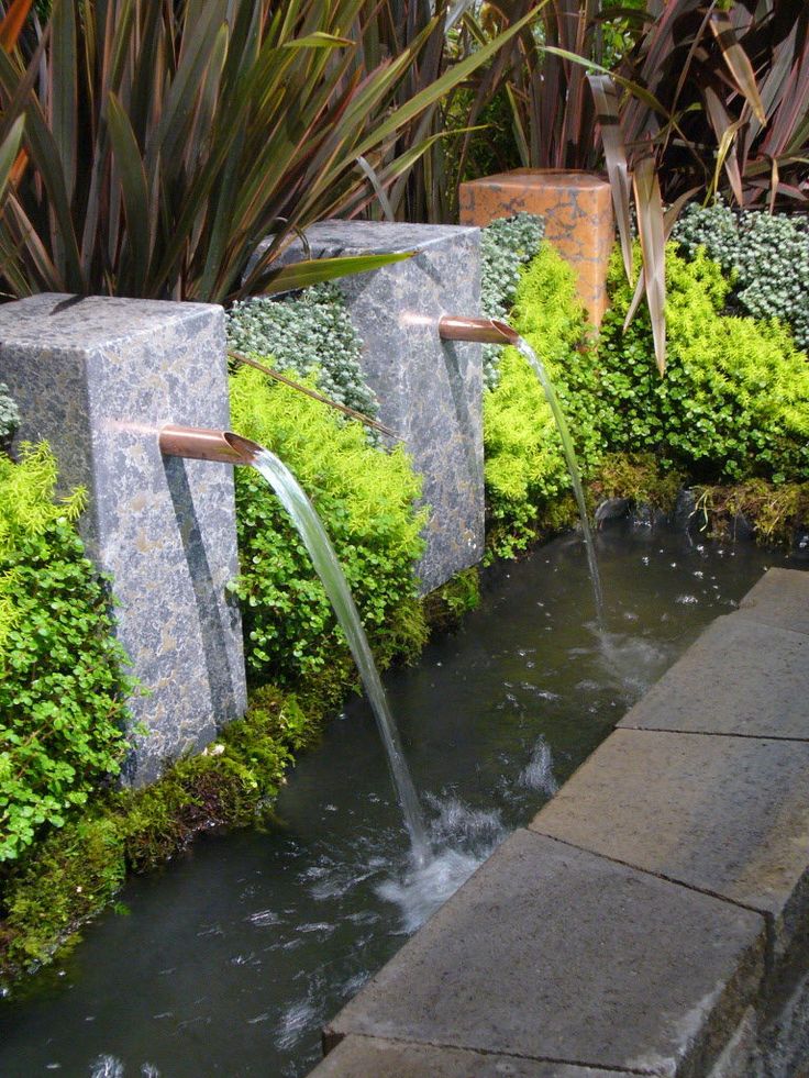 the water is running through the stones in the garden