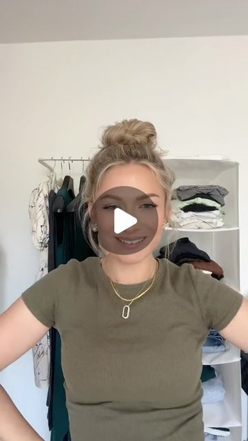 𝓐 𝓷 𝓷 𝓮 🧚‍♀️ on Instagram: "Messy Bun in nur 10 Sekunden✨  Wenn es schnell gehen muss und gerade an Bad-Hair-Days rettet mir der Messy Bun jedesmal den Tag🥰🥰  Abspeichern und nachmachen🫶🏼   #hairtutorial #hair #hairinspo #easyhairstyles #simplehairstyles #simplehair #hairup #hairgoals #hairideas #hairfashion #hairvideo #hairtrends #hairoftheday #hairlife #hairofinstagram #hairaccessories #hairhacks #everydayhairstyles #messybun #messybuntutorial #bunhairstyle   Welche Frisur macht ihr euch, wenn es schnell gehen muss?" Messy Bun Anleitung, Messy Bun Tutorial, Hair St, Hair Life, April 27, Everyday Hairstyles, Split Ends, Bad Hair Day, Bad Hair