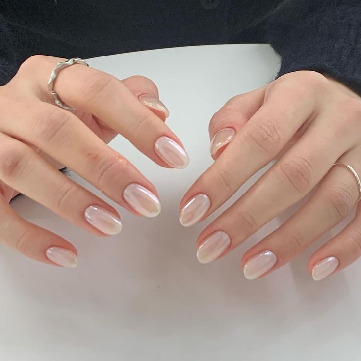 Nails Gel 2023, Basic Nail Ideas, Press On Nails With Glue, Feminine Nails, Short Almond Shape, Nails Short Oval, Hailey Bieber Nails, Bieber Nails, Basic Nail