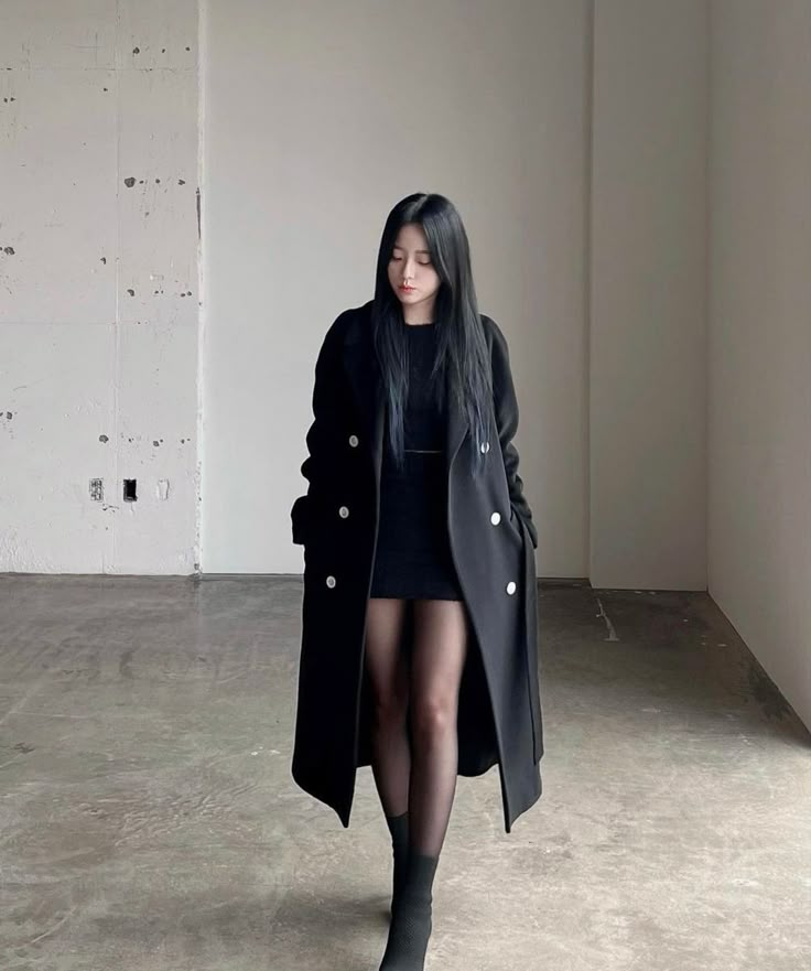 Black Korean Outfit, Black Outfit Korean, Black Coat Outfit Winter, Leather Coat Outfit, Full Black Outfit, Black Coat Outfit, All Black Outfits For Women, Little Black Dress Outfit, Long Black Coat