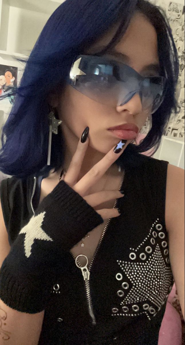 Y2k Glasses Aesthetic Outfit, Star Shades Y2k, Y2k Star Glasses Outfit, Y2k Outfits Glasses, Y2k Cybercore Aesthetic Outfits, Y2k Star Glasses, Stargirl Glasses, Star Glasses Aesthetic, Star Sunglasses Outfit