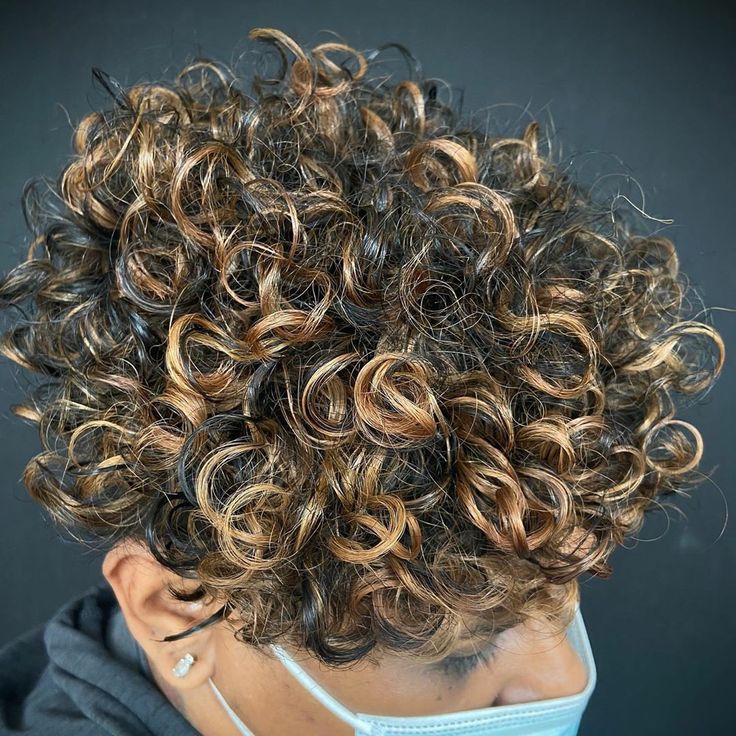 Men Hair Color Highlights, Blonde Highlights Curly Hair, Blond Rose, Blonde Highlights On Dark Hair, Dark Curly Hair, Brown Hair Men, Dyed Curly Hair, Highlights Curly Hair, Men Haircut Curly Hair