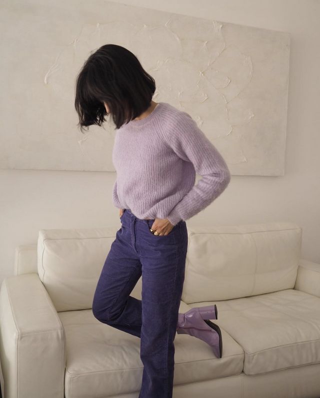 The Fall Sweater Trend We're Seeing Everywhere | WhoWhatWear.com | Bloglovin’ Purple Monochrome Outfit, Fall Sweater Trends, Purple Monochrome, Winter Date Outfits, Street Style 2018, Pastel Sweater, Living In London, Monochromatic Outfit, Pullover Outfit