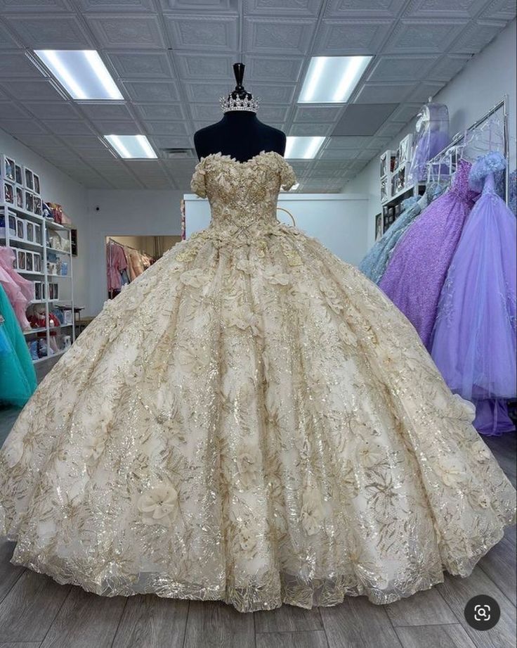 Cream Color Quince Dress, Quince 2nd Outfit, Quincenera Dresses Yellow, Rhinestone Quinceanera Dresses, Light Quince Dresses, Yellow And Gold Quinceanera Dresses, Gold Quinceanera Dresses Elegant, Gold Dress For Quinceanera, Hold Quinceanera Dresses