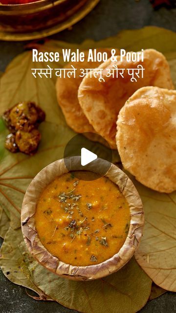 Malvika Hada Kumar | Recipe Developer on Instagram: "This Rassewale Aloo 🥔🍛& Ajwain Poori was our Sunday lunch, and it was heavenly. 😍  The best part, this Aloo Sabzi is so effortless and easy and tastes so so good.   Try this recipe once and I am sure you will be hooked. 😍  I made Ajwain poori to go along with the sabzi, but you can also serve it with phulka and paratha.😍🌿  [Aloo, Aloo Sabzi, Aloo Curry, Aloo Poori, Aloo Puri, Poori, Aloo Recipes, Sunday Lunch ]  #aloo #aloopoori #aloopuri #indianstreetfood #explore" Punjabi Dinner Ideas, Aloo Puri Recipe, Lunch Recipes Indian Vegetarian, Easy Lunch Recipes Indian, Aloo Poori Recipe, Sabzi Recipe Indian Foods, Aaloo Recipe, Aloo Sabzi Recipe, Aloo Methi Recipe