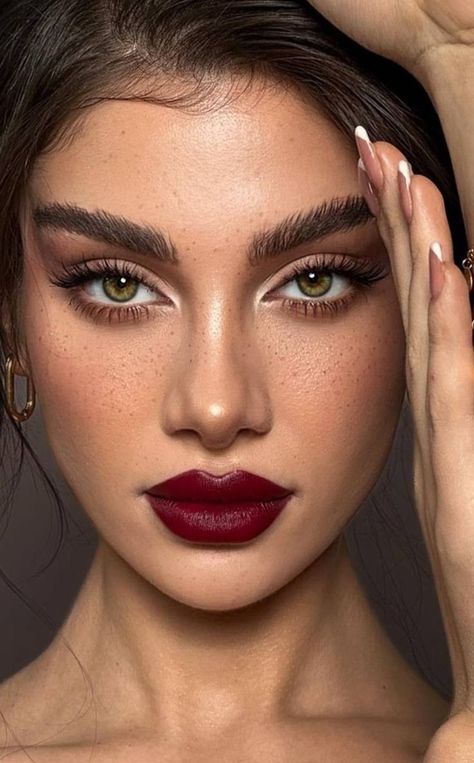 Poses With Lipstick, Russian Makeup Aesthetic, Lipstick Photoshoot Ideas, Italian Makeup Looks, High Visual Weight Makeup, Slavic Makeup, Sensual Makeup, Makeup Bibir, Mexican Makeup