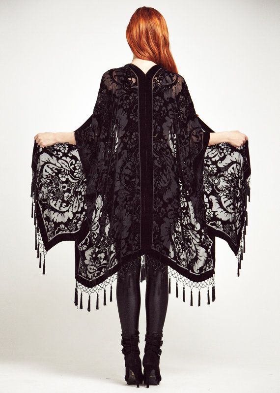 Velvet Fringe Kimono Black Magic by shevamps on Etsy Velvet Fringe Kimono, Strega Fashion, Velvet Fringe, Boho Goth, Boho Mode, Fringe Kimono, Estilo Hippie, Witchy Fashion, Mode Boho