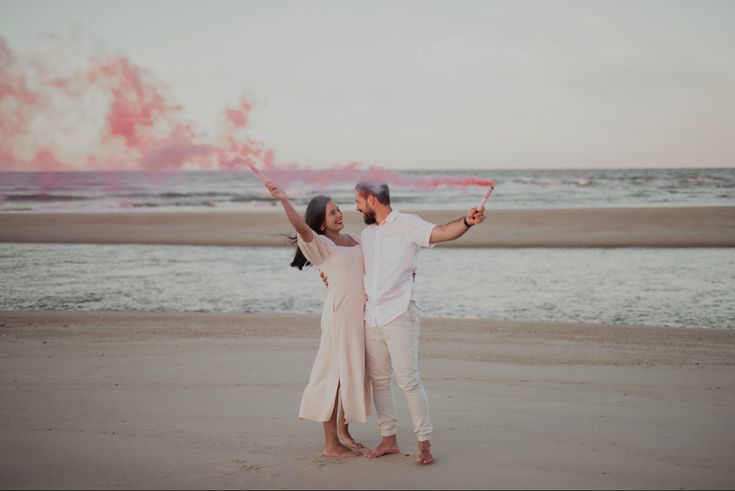 Outdoor Gender Reveal Photoshoot, Gender Reveal Beach Pictures, Gender Reveal On Beach, Beach Gender Reveal Photography, Gender Reveal At The Beach, Gender Reveal Beach Ideas, Beach Gender Reveal Ideas, Gender Reveal Beach, Gender Reveal Shooting