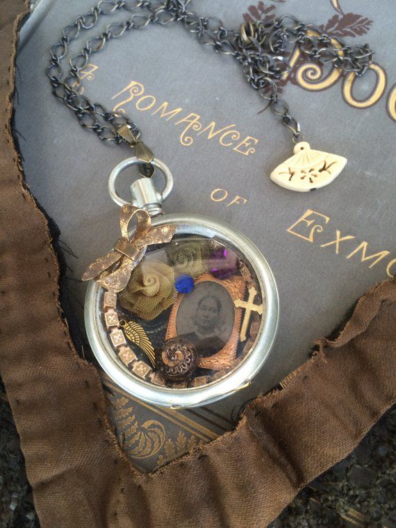 Repurpose Jewelry, Vintaj Jewelry, Old Pocket Watches, Steampunk Stuff, Dolly Kei, Steampunk Pendant, Vintage Jewelry Ideas, Watch Cases, Jewellery Art