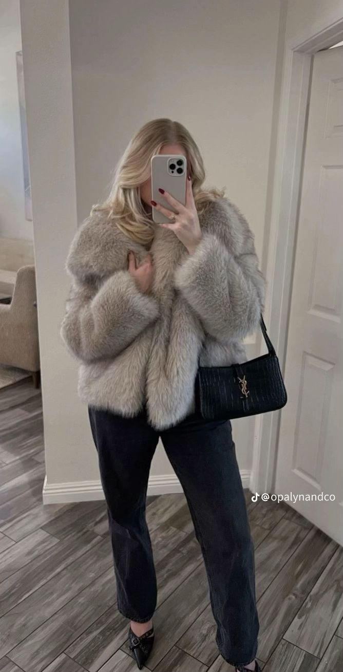 Womens Fur Coat Outfit, Estetic Outfits, It Girl Winter Outfit, Zara Fur Coat Outfit, Outfits With Fur Coat, Winter Outfits Fur Coat, Zara Fur Coat, Must Haves For Women, Women’s Coats