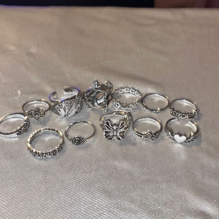 Silver Jewellery Aesthetic Rings, Silver Rings Thick, Jewelry Rings Aesthetic, Silver Aesthetic Rings, Silver Rings On Hand, Bracelets And Rings, Trendy Jewelry Silver, Silver Jewelry Collection, Ring Sets Silver