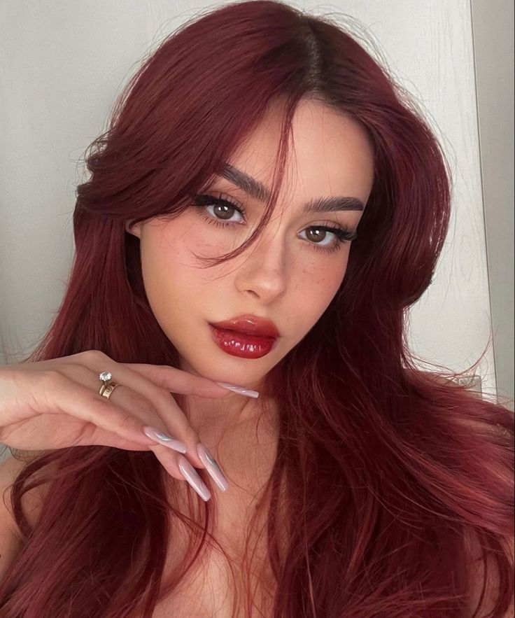 Red Hair Makeup, Cheveux Oranges, Wine Hair Color, Cherry Red Hair, Copper Red Hair, Wine Red Hair, Wine Hair, Red Hair Inspo, Cherry Hair