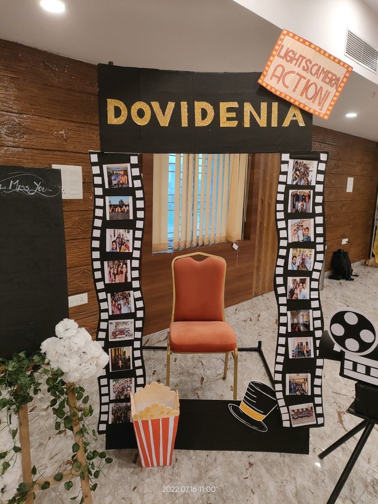 It's a selfie point for a farewell party Photobooth Ideas Backdrop, Booth Photo Ideas, Career Day Booth Ideas, Selfi Booth Ideas, Farewell Decoration Idea, Party Booth Ideas, Fresher Party Theme Ideas, Ptm Selfie Corner, College Fest Decoration Ideas Indoor