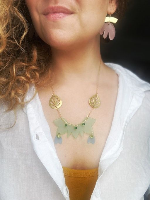 Bohem Statement Øresmykker i Resinlakkert Polymerleire og Messing - KBACKOSHOP Whimsical Accessories, Inspired Necklace, Buy Earrings, Cozy Gift, Green Copper, Plastic Glass, Semi Transparent, Stunning Earrings, Fun Earrings