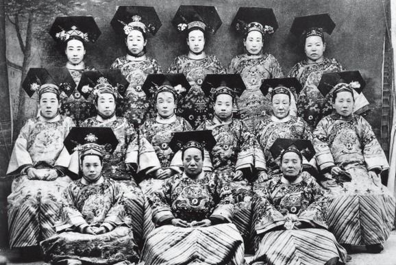 Imperial Asia — Few shots from the Qing Court circa 1900 Like... China History, Qing Dynasty Clothing, Dynasty Clothing, Qin Dynasty, Chinese Emperor, Cultural Fashion, Travel Collage, Chinese Aesthetic, Old Portraits