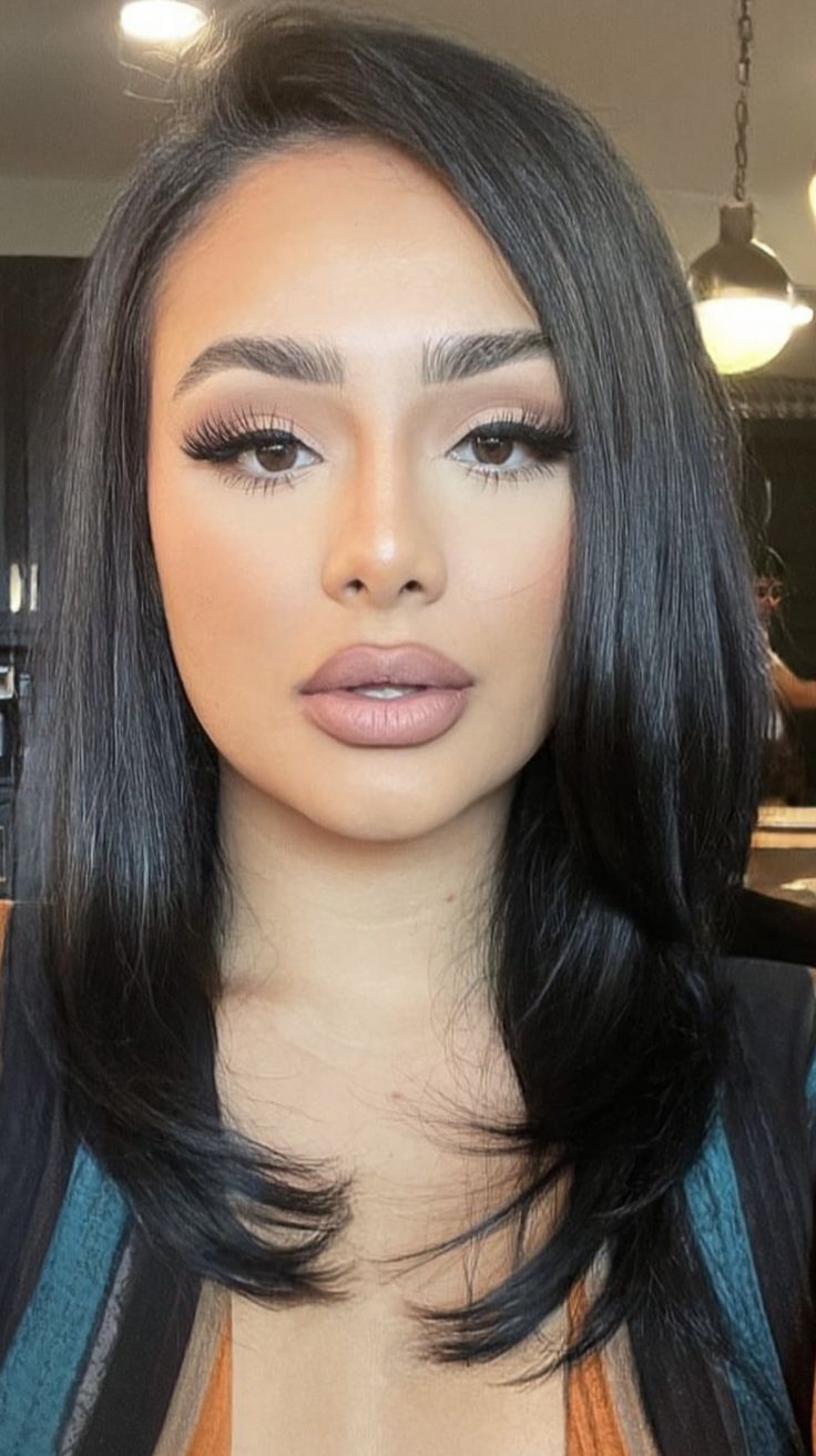 Eye Looks Makeup, Simple Full Glam Makeup, False Lash Makeup Looks, Natural Look Makeup Ideas, Corporate Baddie Makeup, Dark Natural Makeup Looks, Makeup For Professional Pictures, Sweet Makeup Look Natural, Makeup Looks For Brown Hair