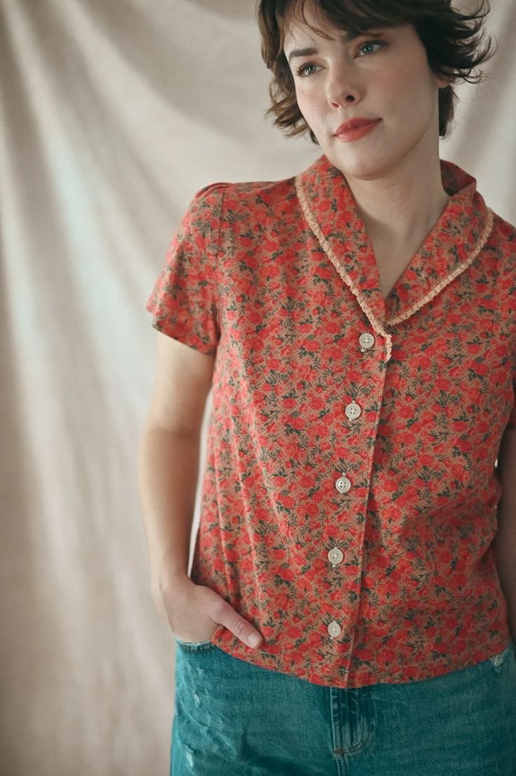 Retro 1940s Blouse Teastain / Womens Floral Blouse / Womens Cotton Blouse / Calico Blouse / Short Sleeved Blouse / Summer Top - Etsy 1940 Style, Nostalgic Summer, 1940s Blouse, 1940s Women, Retro Blouse, Short Sleeved Blouse, Women Floral Blouse, London Fashion Week Street Style, Blouse Summer